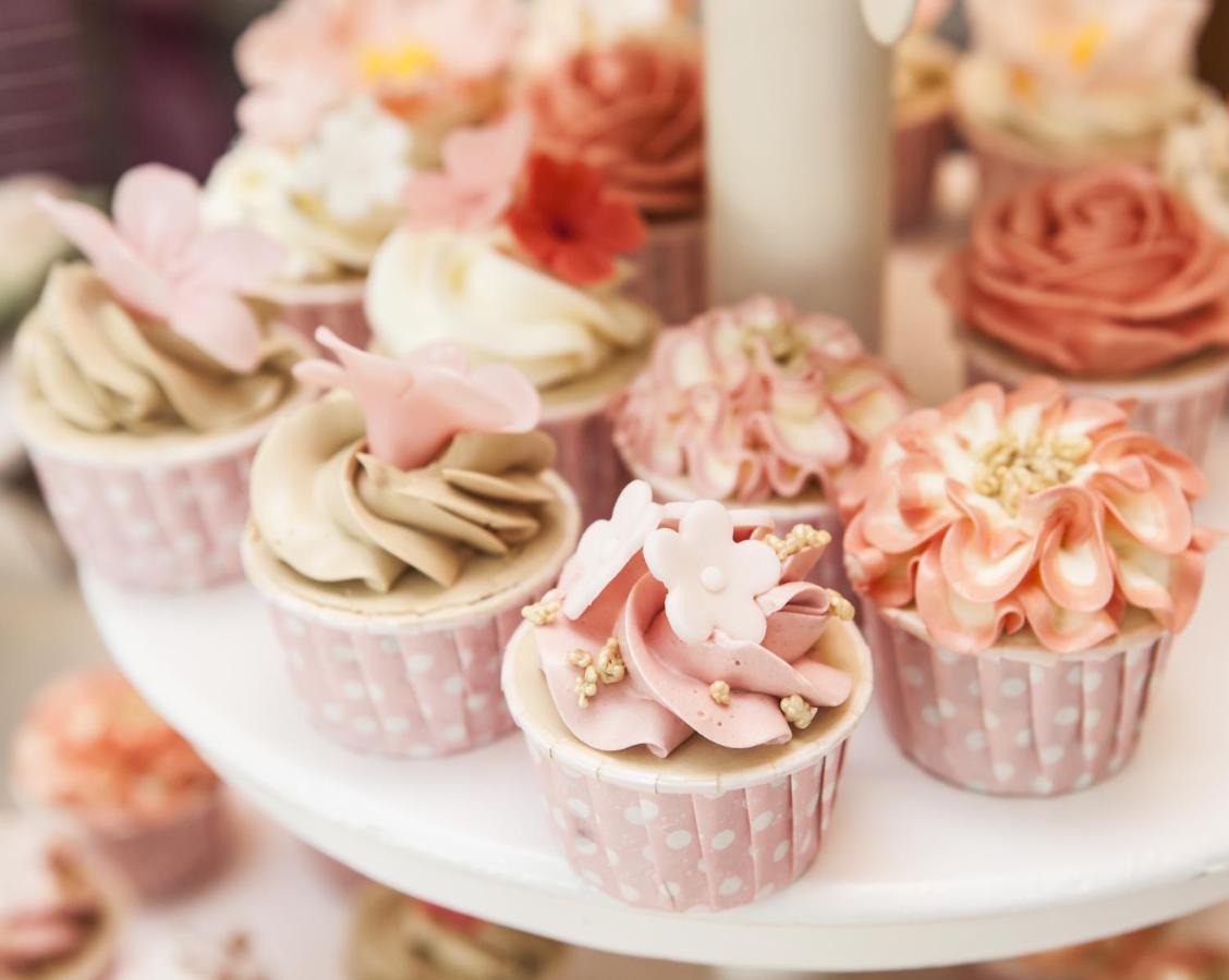 Hyatt Centric Janakpuri New Delhi Hotell Exteriör bild Cupcakes