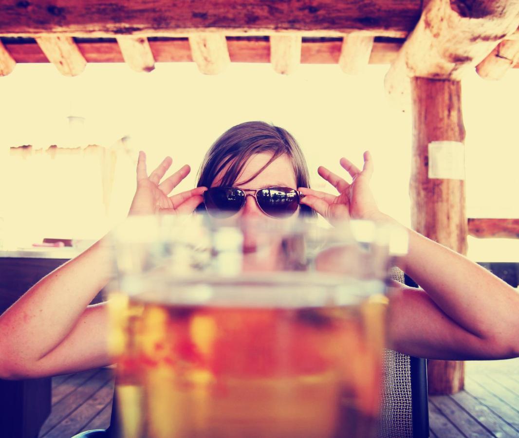 Hyatt Centric Janakpuri New Delhi Hotell Exteriör bild A woman drinking beer