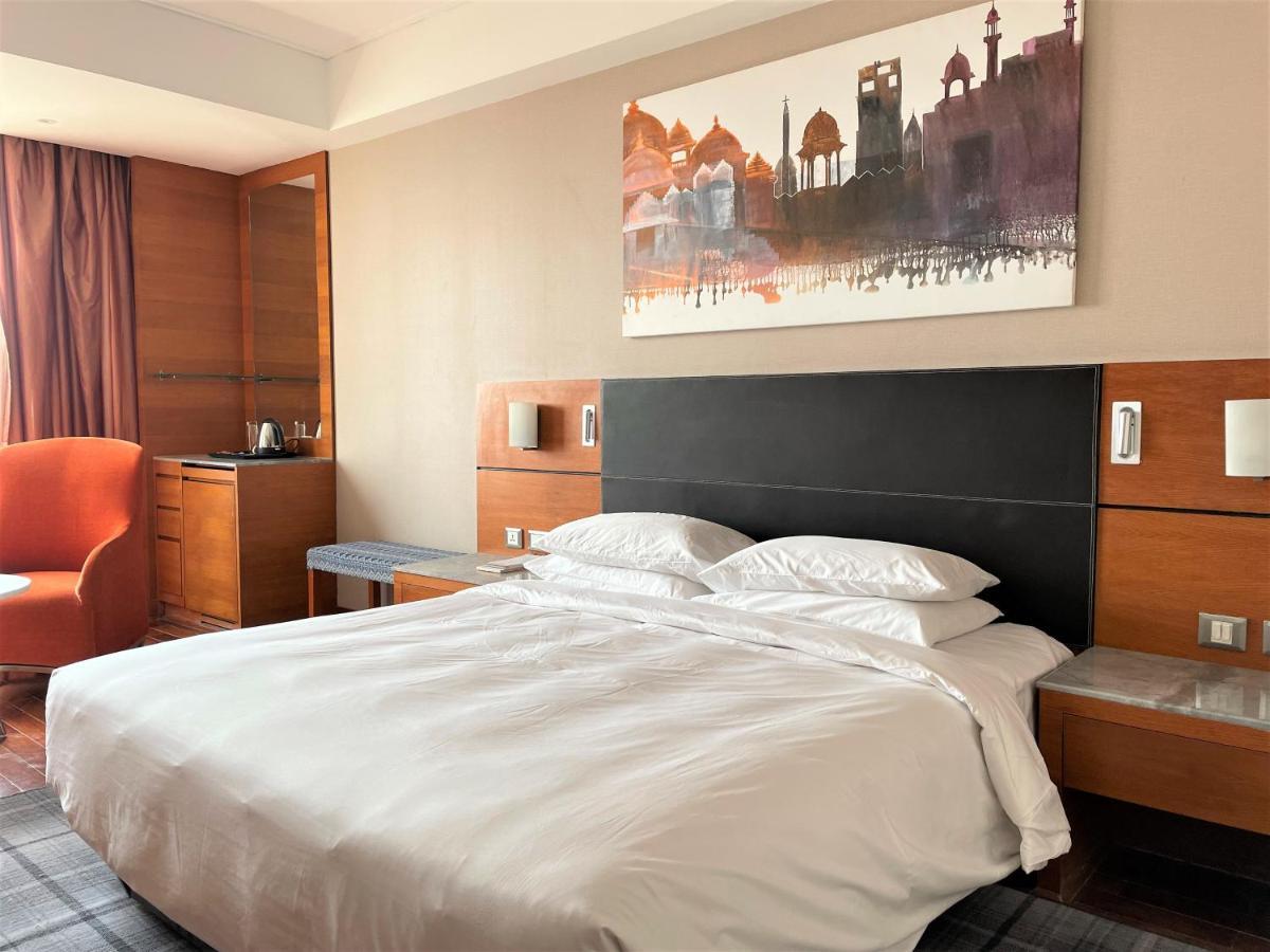 Hyatt Centric Janakpuri New Delhi Hotell Exteriör bild A room at the Taj Mahal Palace