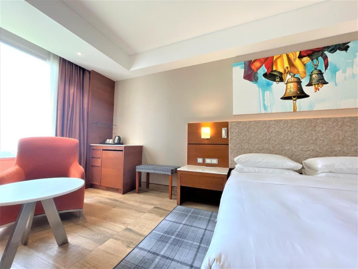 Hyatt Centric Janakpuri New Delhi Hotell Exteriör bild A room at the hotel