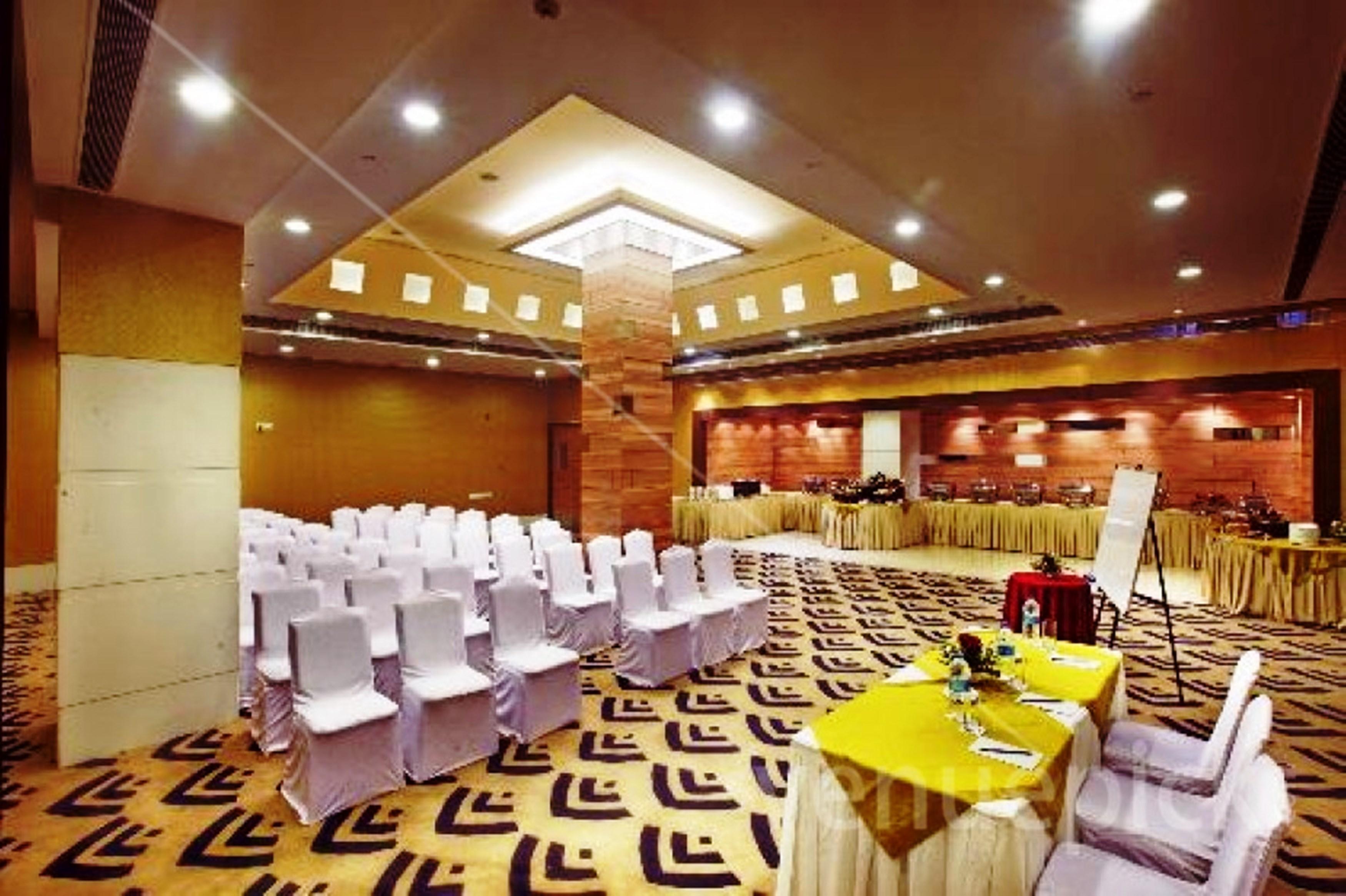 Hyatt Centric Janakpuri New Delhi Hotell Exteriör bild The Royal