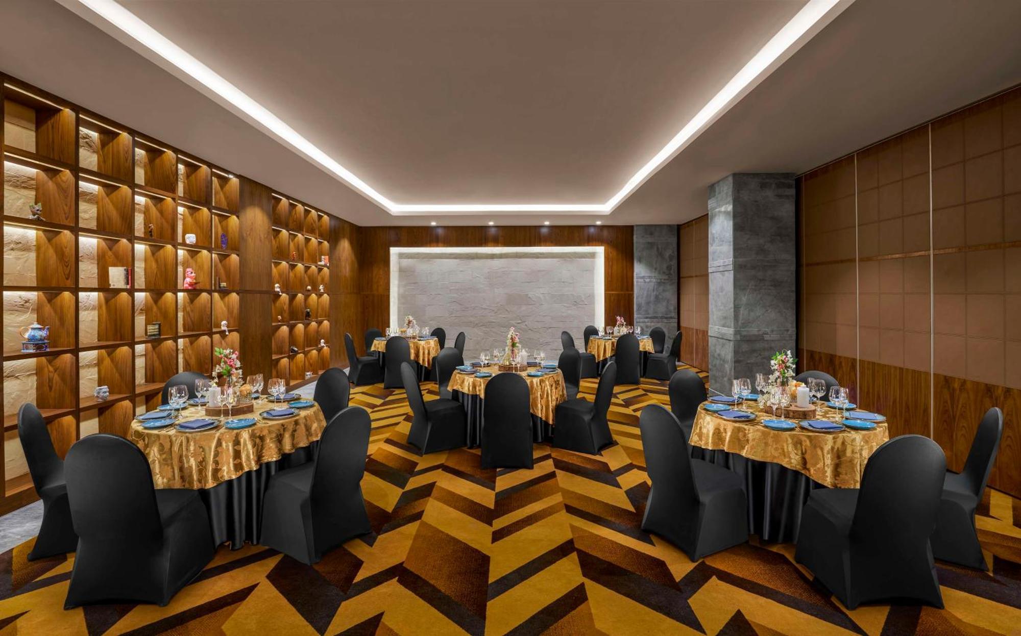 Hyatt Centric Janakpuri New Delhi Hotell Exteriör bild The Royal Ballroom